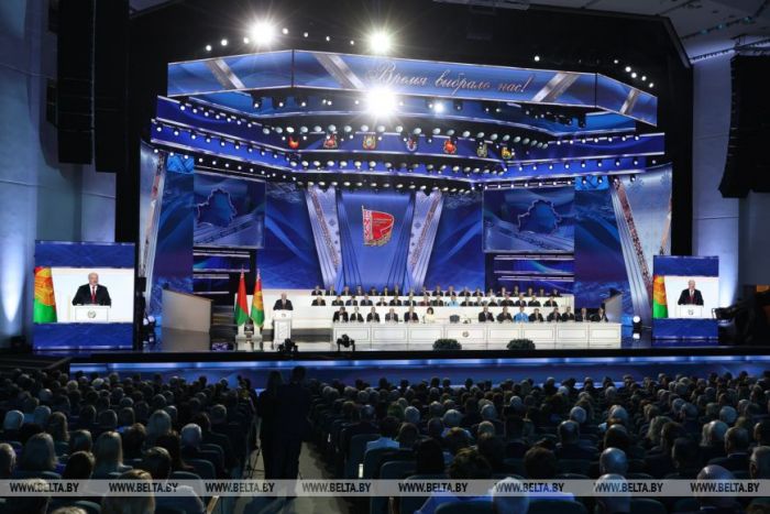 Лукашенко об успехах в промышленности: трактор МТЗ сравним по цене и качеству с автоматом Калашникова