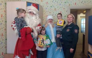 Дед Мороз и Снегурочка подарили многодетной семье сладости и пожарный извещатель