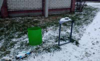 В Крупках откручивают болты у мусорных урн
