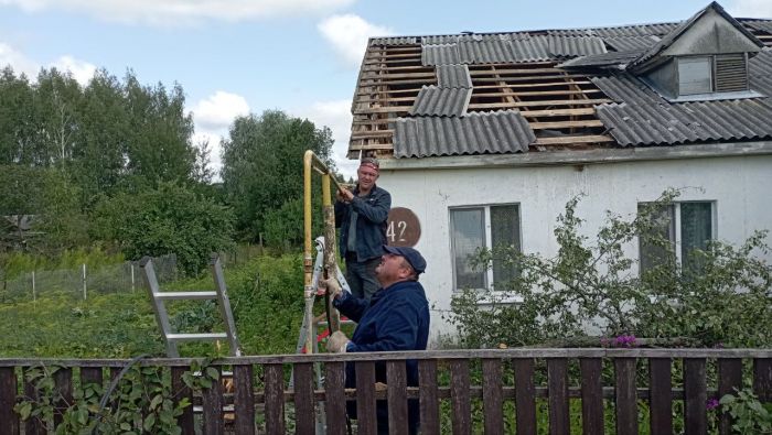 В Холопеничах продолжаются работы по ликвидации последствий урагана