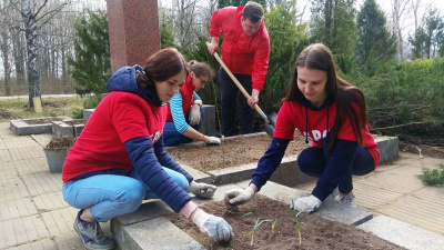 Активисты БРСМ на субботнике благоустроили памятник в агрогородке Гапоновичи (фото)