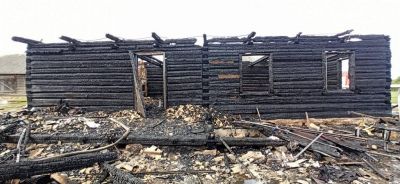 Жители Ухвалы из-за паники не сразу вызвали спасателей. В итоге дом сгорел