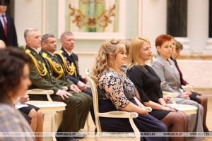 Александр Лукашенко вручил госнаграды самым успешным женщинам и генеральские погоны самым мужественным воинам