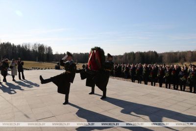 Колокола и людская скорбь. В день памяти Хатыни на мемориале возлагают цветы