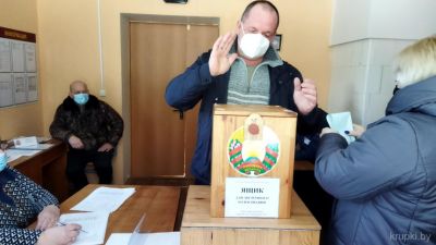 На участке для голосования № 9 в аг. Обчуга с самого утра оживленно