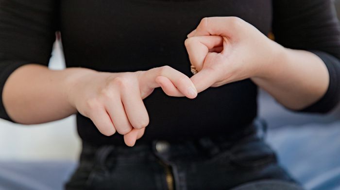 5 декабря в Беларуси отметят День переводчика жестового языка: что запланировано