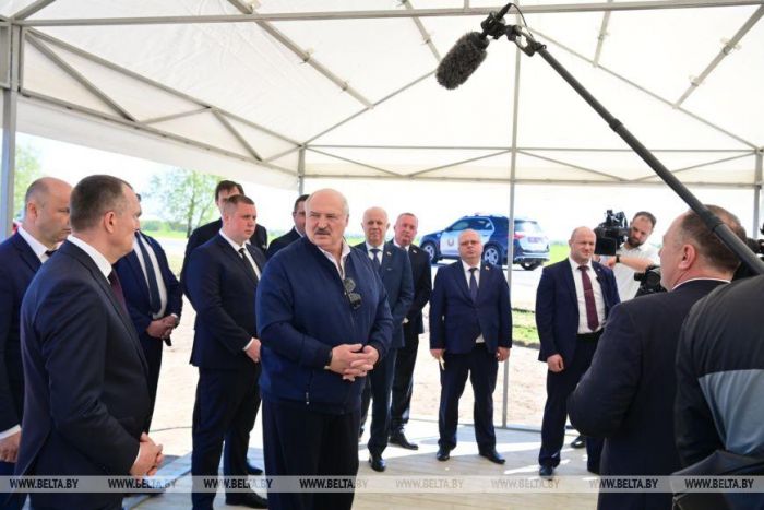 &quot;Работать надо по-военному, день и ночь&quot;. Лукашенко поручил до 9 мая завершить посевные работы
