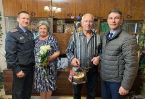 Сотрудники Крупского РОВД посетили своих ветеранов в День пожилых людей