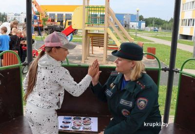 Спасатели присоединилась к ежегодному проекту дворовых игр «Раз, два, три, четыре, пять – выходи во двор играть»