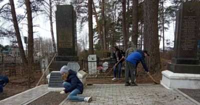 Пионерская дружина Крупской гимназии благоустроила воинское захоронение Елены Колесовой