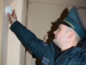 Работники Крупского РОЧС проверили домовладения многодетных семей