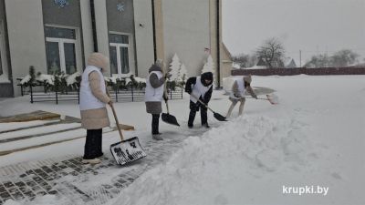 Активисты районной организации РОО &laquo;Белая Русь&raquo; присоединились к уборке снега