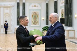 &quot;Вами гордится страна!&quot; Лукашенко вручил награды заслуженным аграриям Беларуси