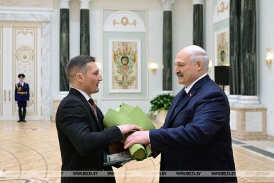 &quot;Вами гордится страна!&quot; Лукашенко вручил награды заслуженным аграриям Беларуси