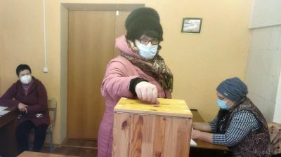 Досрочное голосование продолжается на участке для голосования № 9 в агрогороде Обчуга