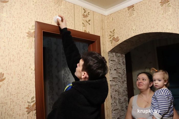 Юные спасатели Крупщины устанавливают пожарные извещатели