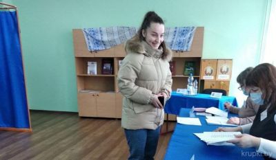 На участке № 18 в Начской СШ сегодня активно голосует молодёжь