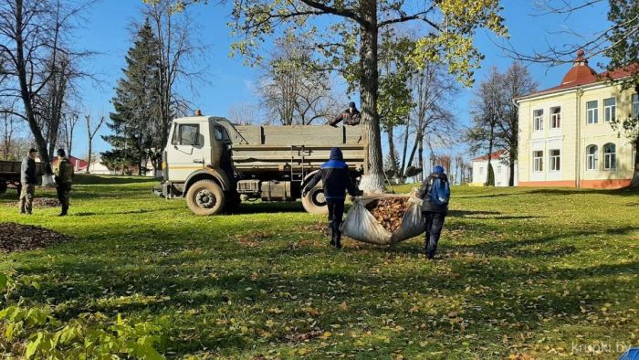 В Крупках продолжается месячник по благоустройству и наведению порядка на земле