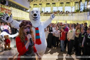 Лукашенко: страна всегда сильна традициями, одна из них в Беларуси - новогодние поздравления детей