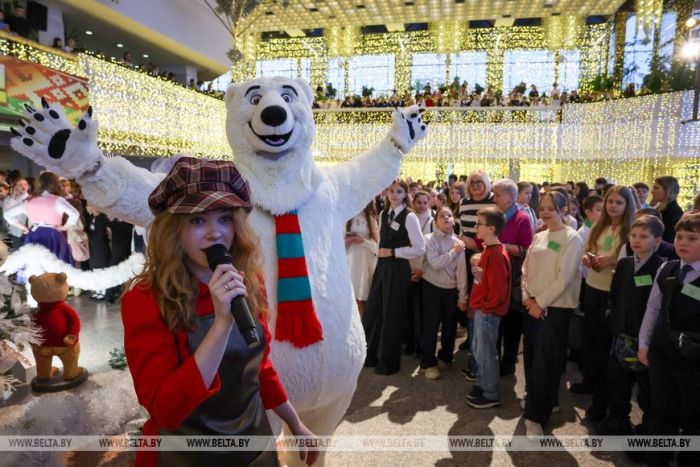 Лукашенко: страна всегда сильна традициями, одна из них в Беларуси - новогодние поздравления детей