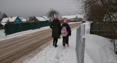 В микрорайоне «Цыганы» установили дорожные знаки и ограждение на опасном участке пешеходной дорожки