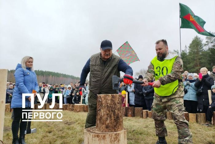 Президент Беларуси Александр Лукашенко на чемпионате по колке дров среди журналистов провел мастер-класс