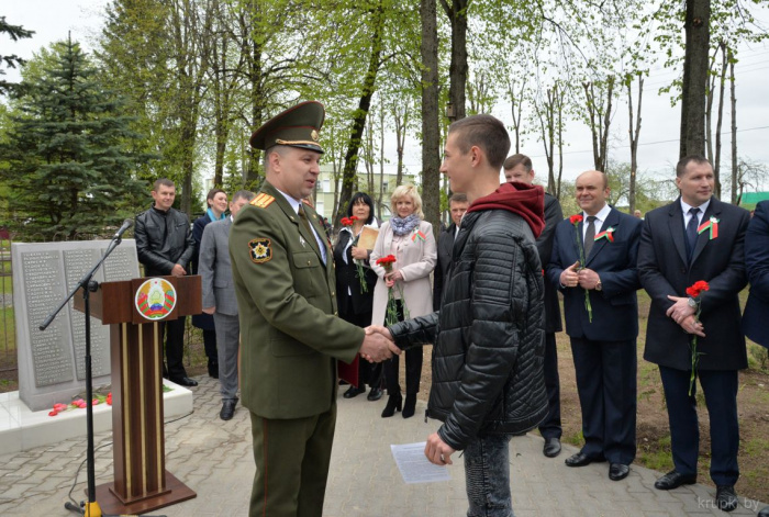 В День Победы крупским призывникам вручили повестки, а рубежовцам – удостоверения