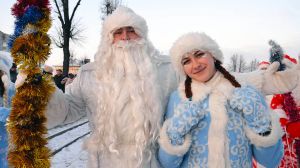 Фоторепортаж: в Крупках прошло шествие Дедов Морозов и Снегурочек