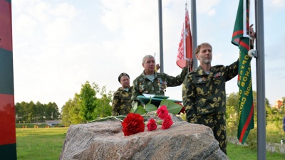 В честь дня пограничников в Крупках подняты флаги (фото)