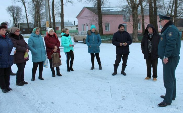 Начальник Крупского РОЧС проинспектировал д. Лютые и встретился с жителями аг. Докудово