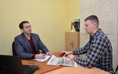 В общественную приемную приходит молодежь, чтобы обсудить проект в Основной закон