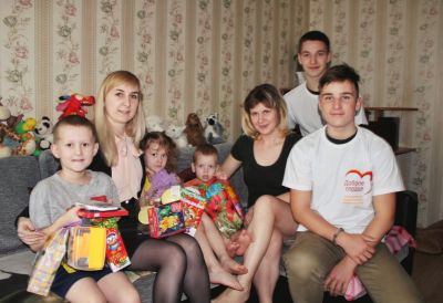 Волонтеры вручили детям подарки, собранные во время акции «Чудеса на Рождество»