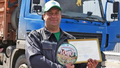 В Крупском районе первый водитель-тысячника на отвозке зерна