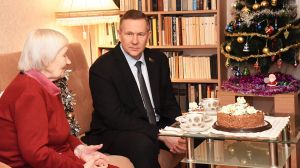 Председатель райисполкома поздравил&nbsp;с наступающим Новым годом Анну Ветрову