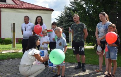 В Крупках будущие первоклассники получили подарки к новому учебному году