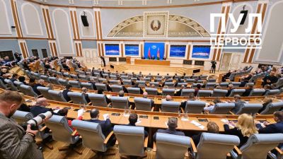 &quot;То старые доллары не принимают, то навязывают услуги&quot;. Лукашенко указал банкирам на недоработки