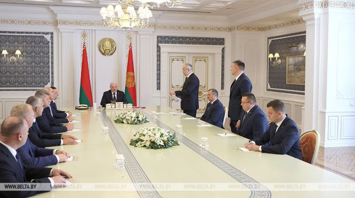Лукашенко посоветовал новому руководству районов не &quot;входить в положение&quot; на местах