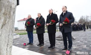 Возложение цветов в Крупках стало частью подведения итогов торфяной отрасли