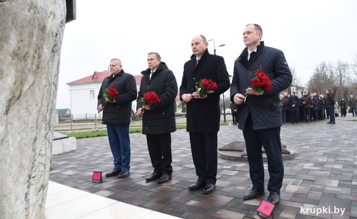 Возложение цветов в Крупках стало частью подведения итогов торфяной отрасли