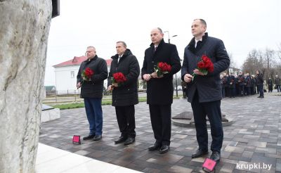 Возложение цветов в Крупках стало частью подведения итогов торфяной отрасли