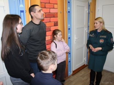 Крупские спасатели с детьми посетили центр безопасности