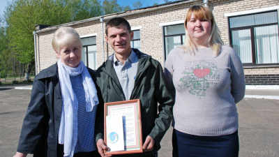 Маладому механізатару Дзмітрыю Вінніку ўручылі Падзячнае пісьмо райкама прафсаюза работнікаў АПК