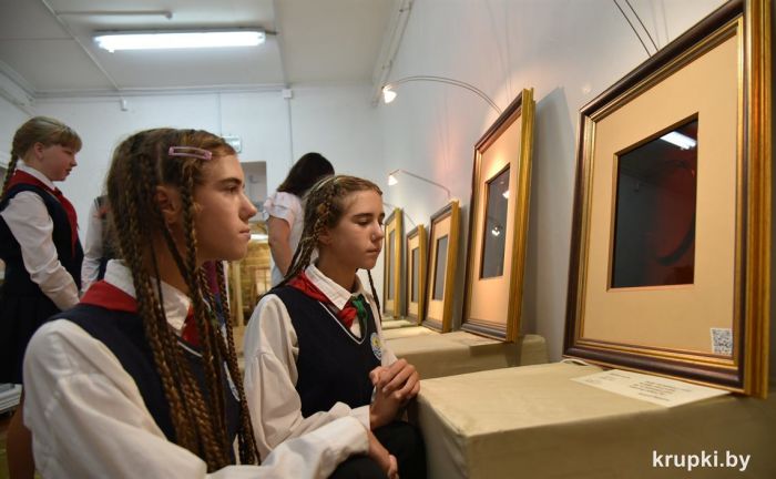 У Крупскім музеі працуе часовая экспазіцыя «Паэзія музейных каштоўнасцей»
