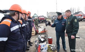 В Крупском районе прошел смотр готовности пожарной и специальной техники для тушения лесных пожаров