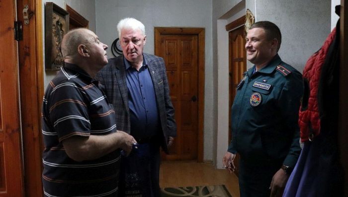 Крупские спасатели поздравили с юбилеем ветерана органов и подразделений по чрезвычайным ситуациям