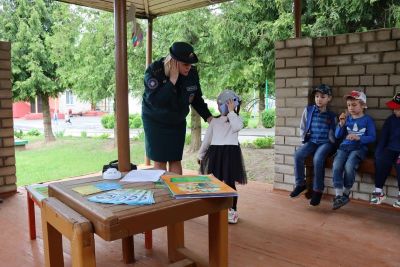 Огонь, вода и шалости: малыши детсада «Солнышко» встретились с инспектором РОЧС