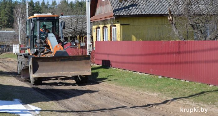 В г.п. Бобр проводится грейдирование дорог по улицам Барсукова и Пушкина