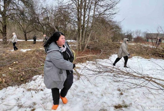 В г.п. Бобр субботник проходит с участием депутатского корпуса