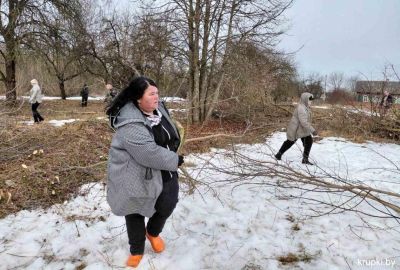 В г.п. Бобр субботник проходит с участием депутатского корпуса