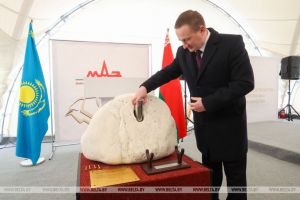 Капсулу в честь строительства нового дилерского центра МАЗ заложили в Астане